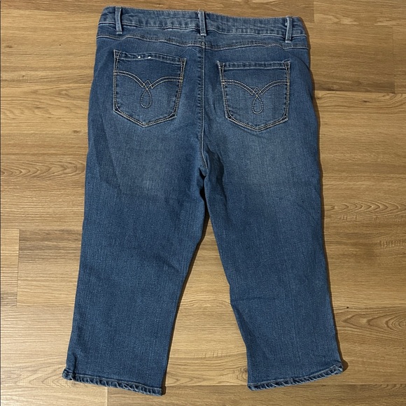 d.jeans Women’s Plus Size 14W Capri Jeans – Classic Cropped Denim Pants - Picture 2 of 3